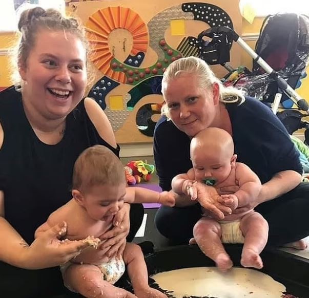 أم وابنتها يعيشان تجربة الولادة بنفس الوقت