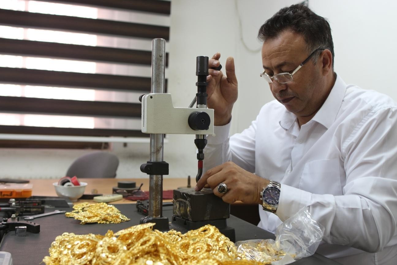 "الاقتصاد" تدعو تجار الذهب لدمغ الليرات الذهبية