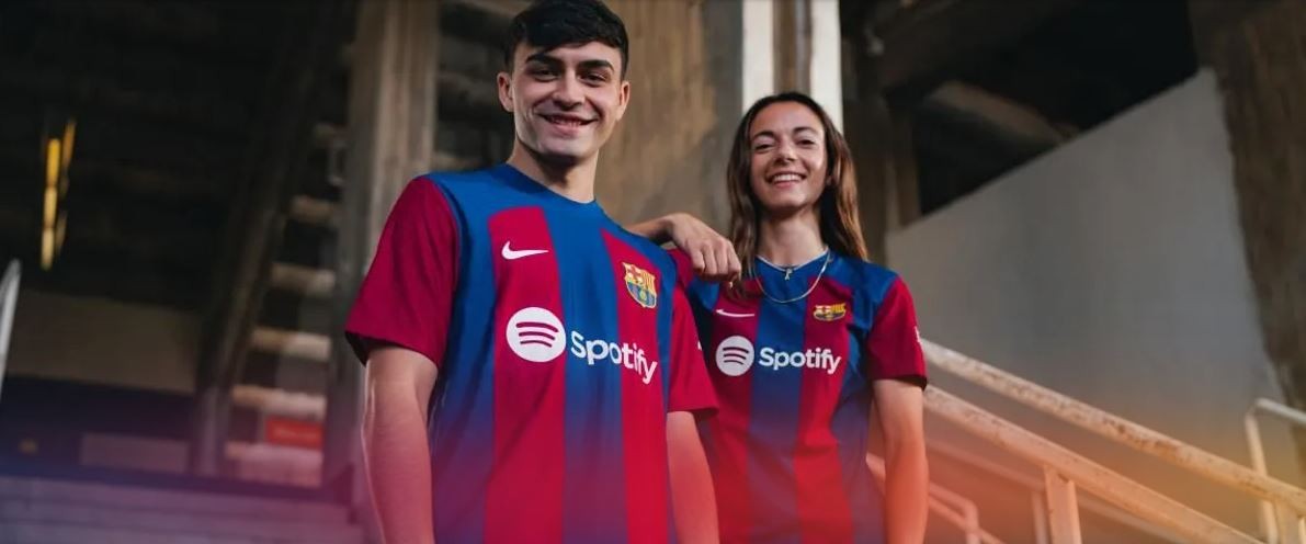 بالصور.. برشلونة يعلن عن قميص الموسم الجديد