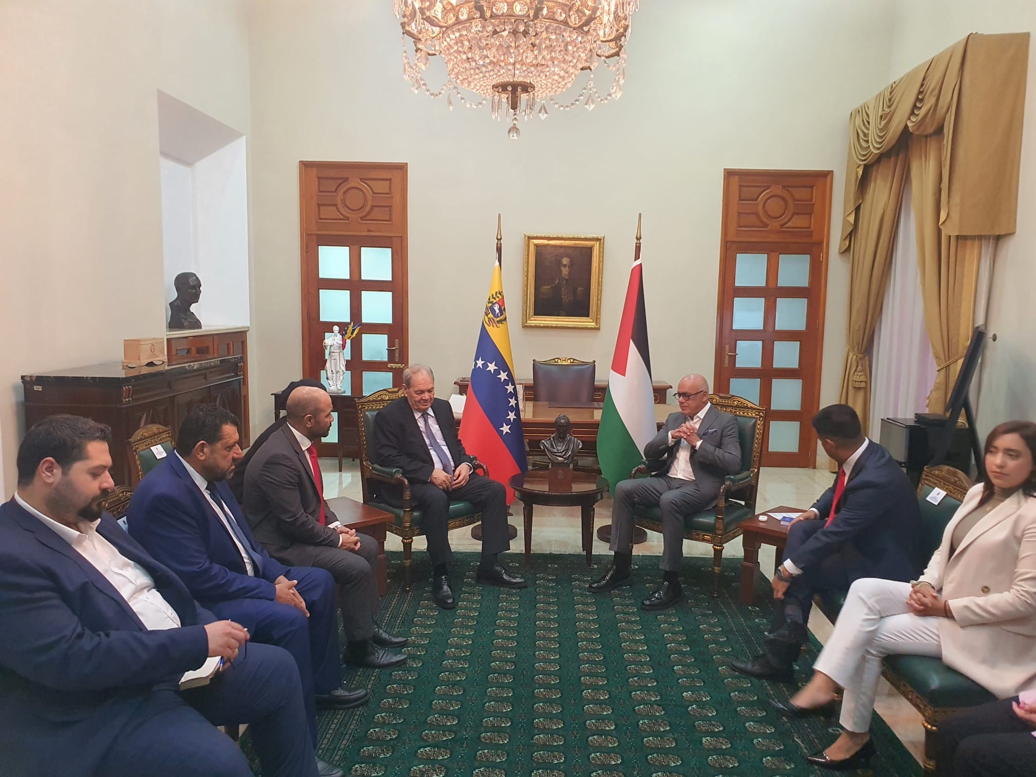 فتوح يُسلم رسالة من الرئيس عباس إلى نظيره الفنزويلي