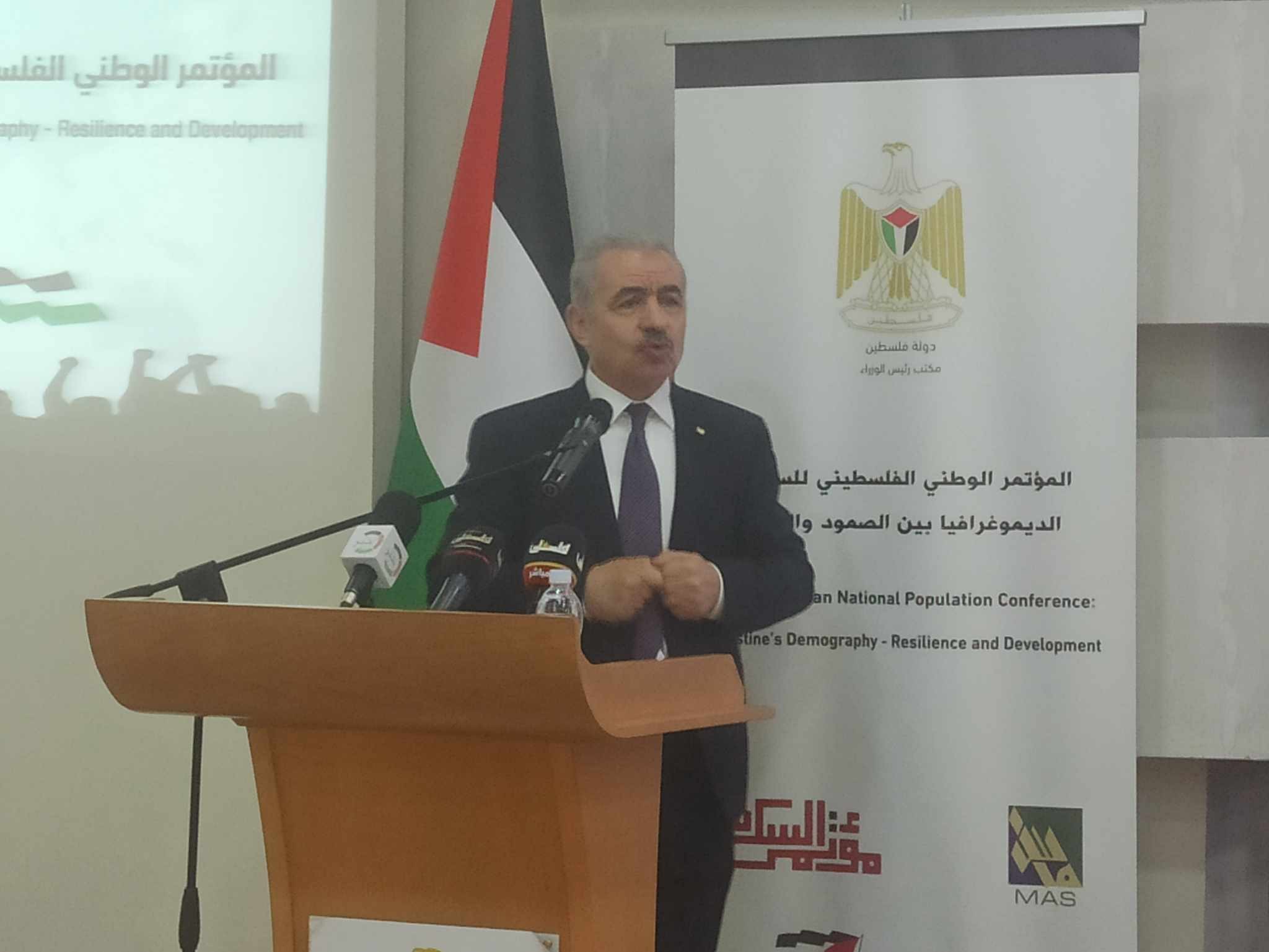 اشتية يفتتح المؤتمر الوطني الفلسطيني للسكان في البيرة