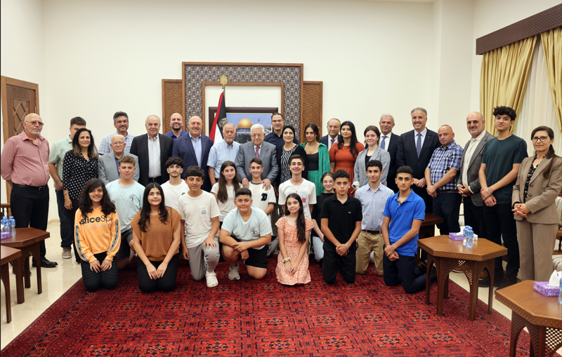 الرئيس عباس يستقبل وفدًا من جمعية أبناء البيرة في أمريكا