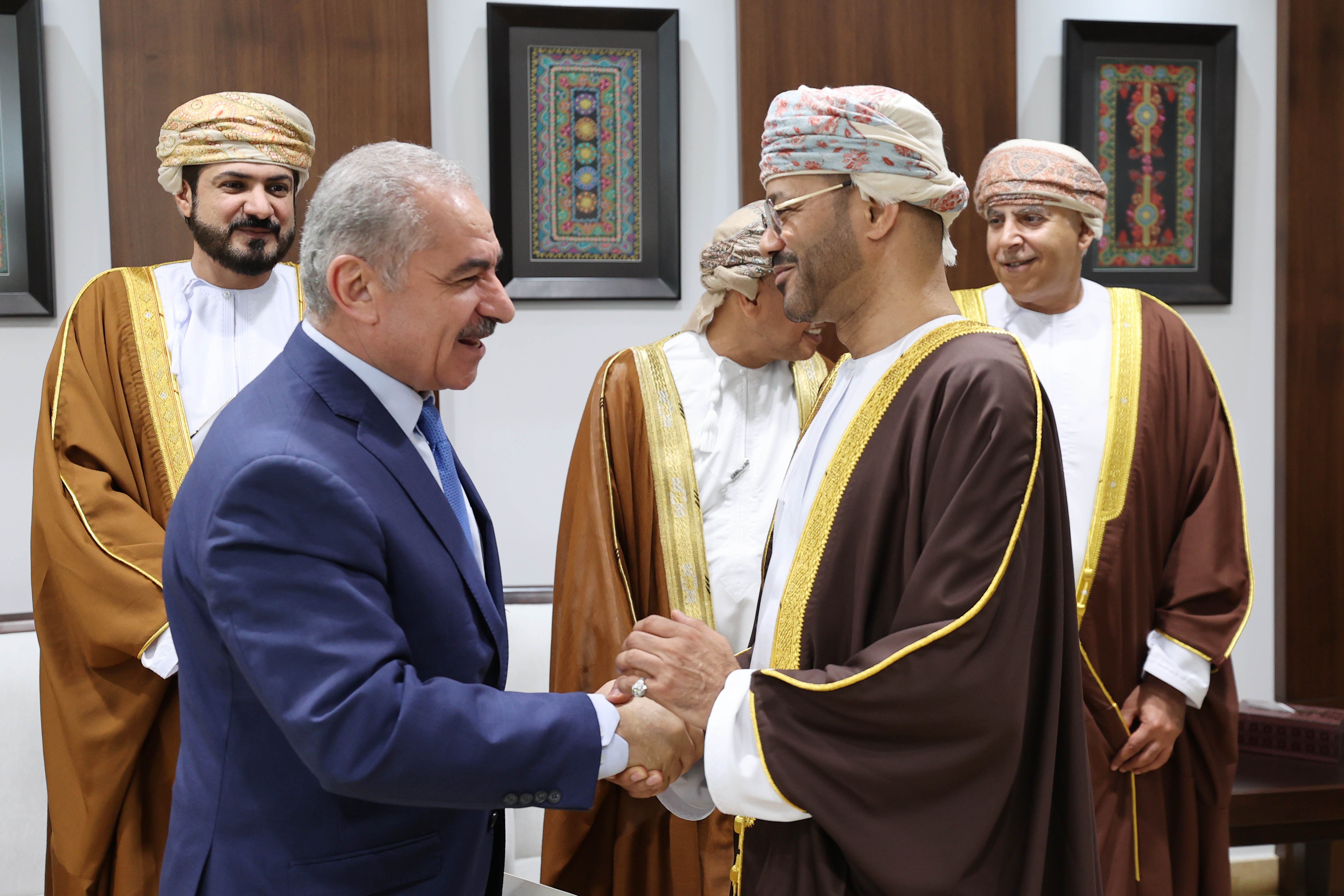 اشتية يبحث مع وزير الخارجية العماني تطورات الأوضاع في فلسطين
