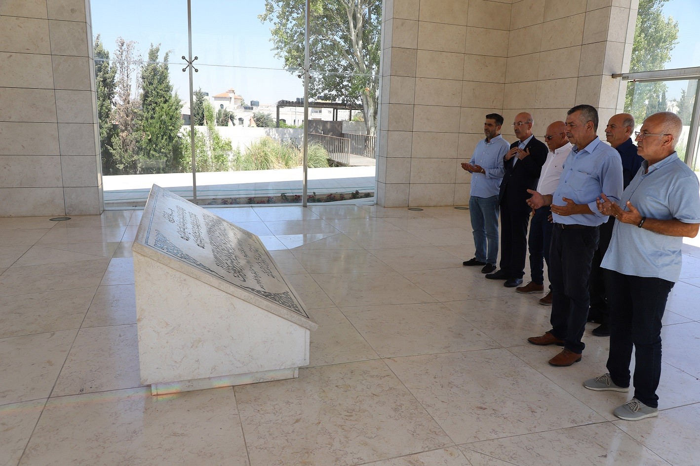 الأسير المحرر كريم يونس يزور ضريح ومتحف ياسر عرفات