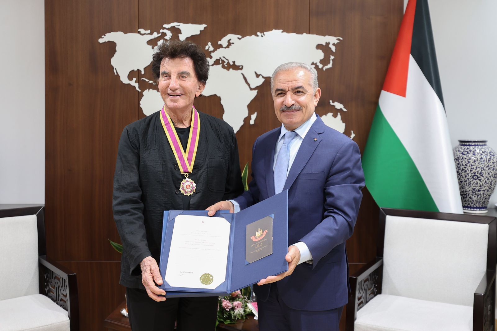 اشتية يقلد رئيس معهد العالم العربي النجمة الكبرى من وسام الثقافة