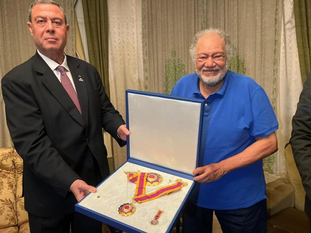 السفير اللوح يقلّد الفنان المصري يحيى الفخراني وسام الثقافة والعلوم والفنون