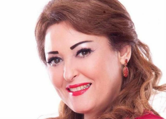 نهال عنبر تفاجئ الجمهور بيبيع الايس كريم في الساحل الشمالي