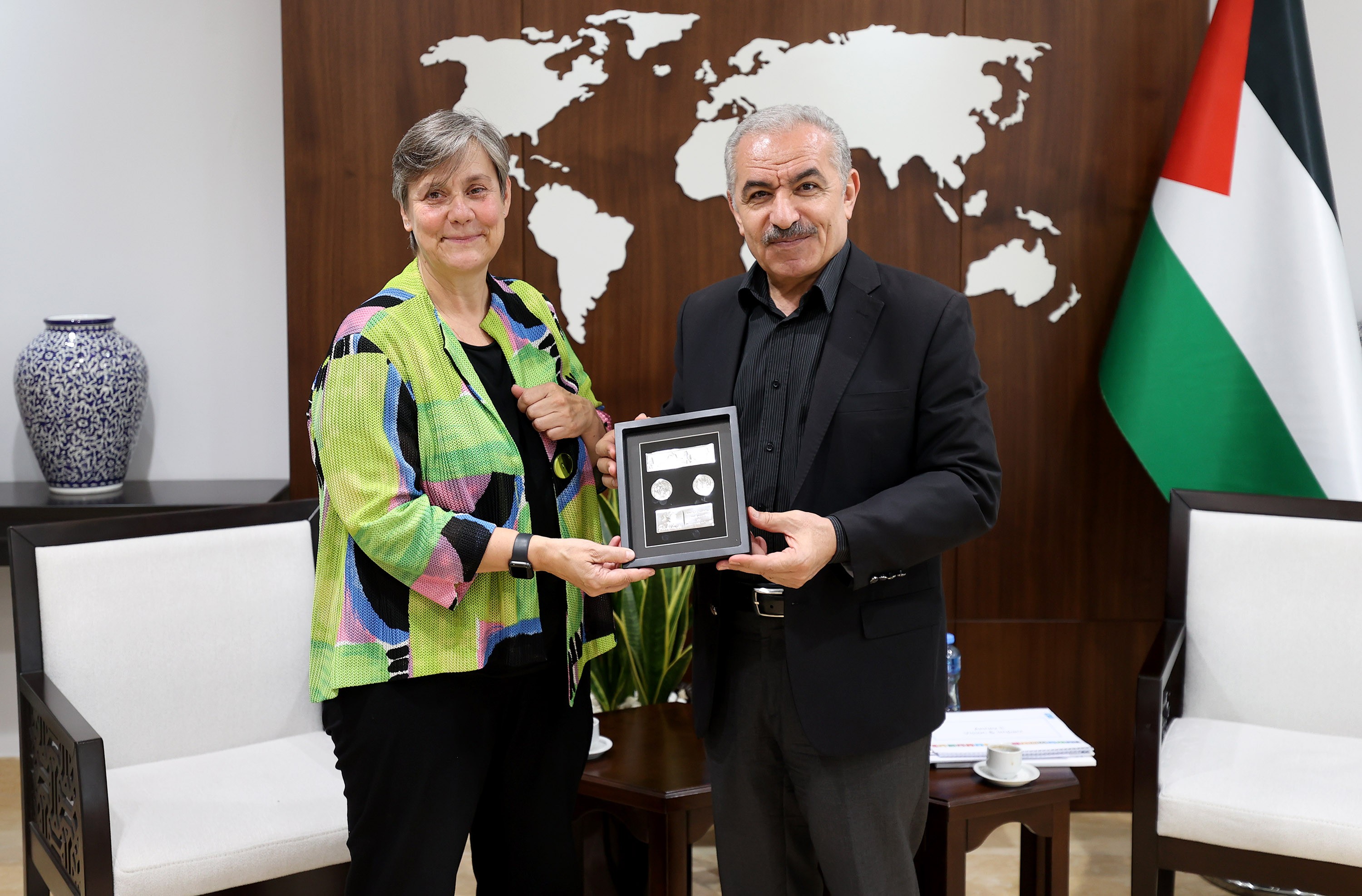 اشتية يثمن جهود ممثلة "UNDP" في تعزيز صمود الفلسطينيين