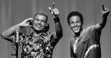 أول دويتو غنائي مع ابنه عبد الله.. عمرو دياب يطرح برومو "يا ليل"