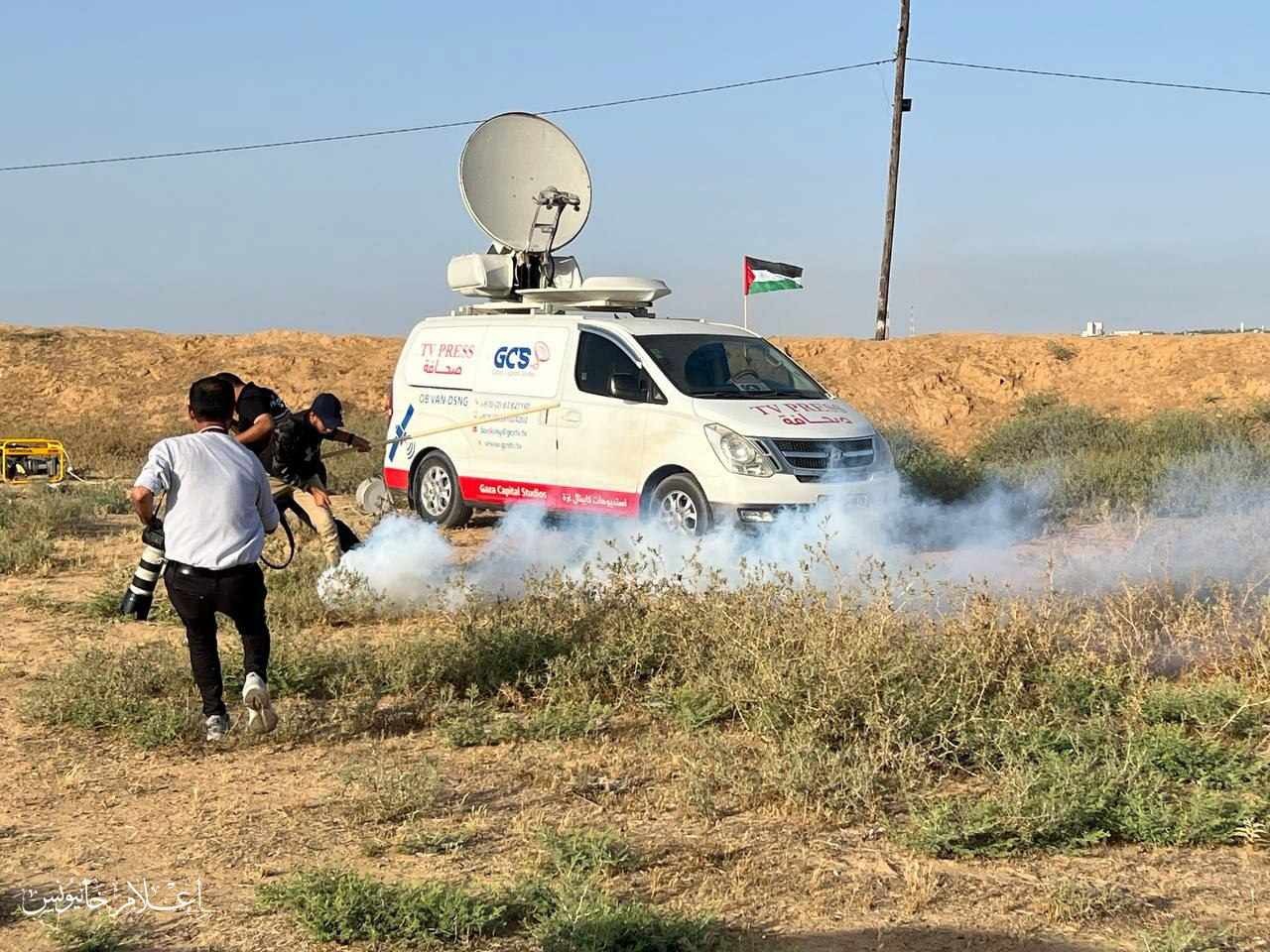 بالصور: الاحتلال يستهدف الطواقم الصحفية شرق خانيونس