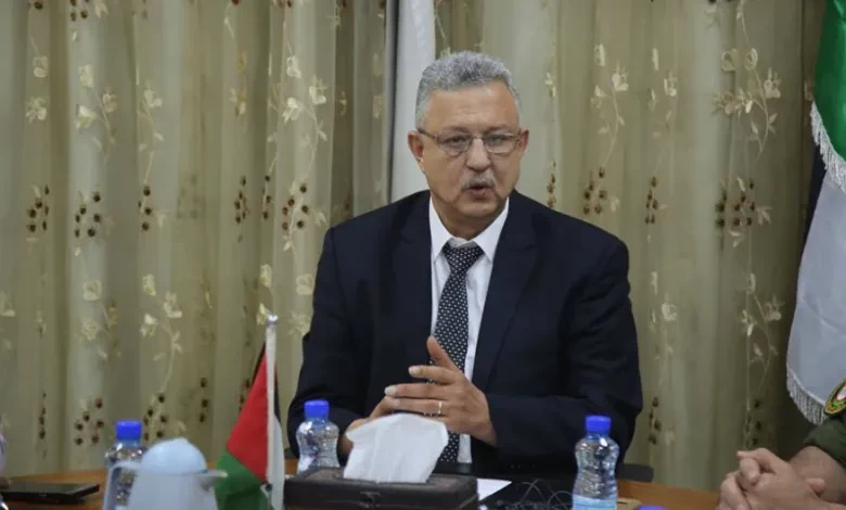 محافظ طولكرم يتفقد آثار الدمار الذي خلفه الاحتلال في مخيم نور شمس