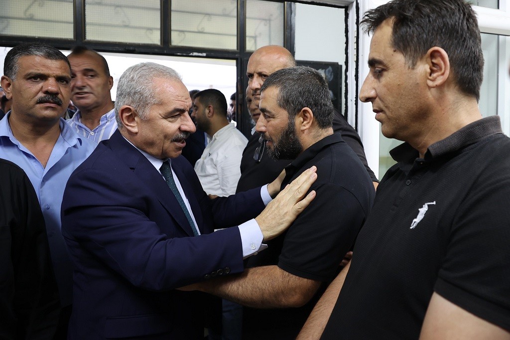 اشتية يُعزي ذوي  الشهيد فوزي مخالفة في نابلس