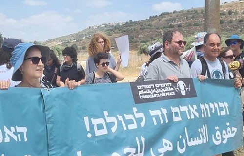 هارتس : الإرهاب اليهودي قتل أبي وأنا طفلة وانقضّ عليّ وأنا عجوز!