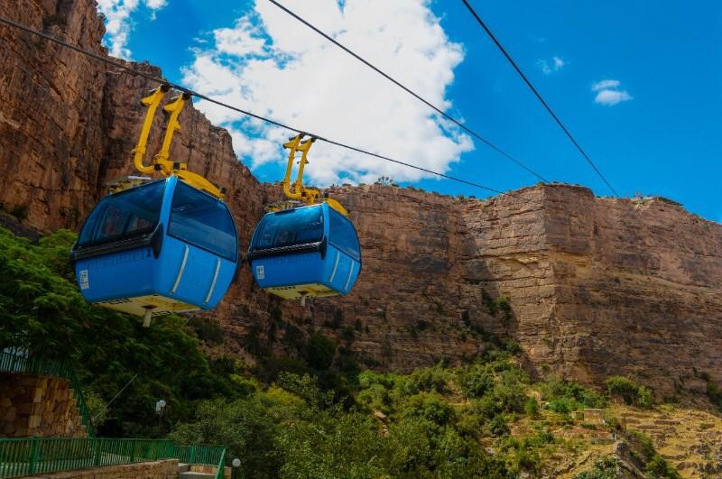 صيف "أبها" يستقبل ضيوفها بالأمطار والبرد وكثير من المتعة 