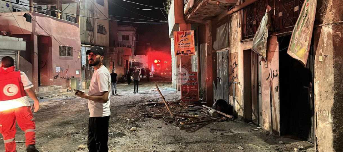 طواقم الدفاع المدني تُواصل البحث عن مُخلفات الاحتلال في مخيم جنين