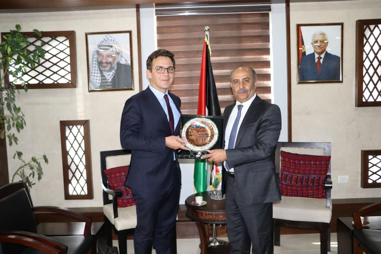 العطاري يكرّم رئيس قسم التنمية الاقتصادية والمياه بمكتب الاتحاد الأوروبي