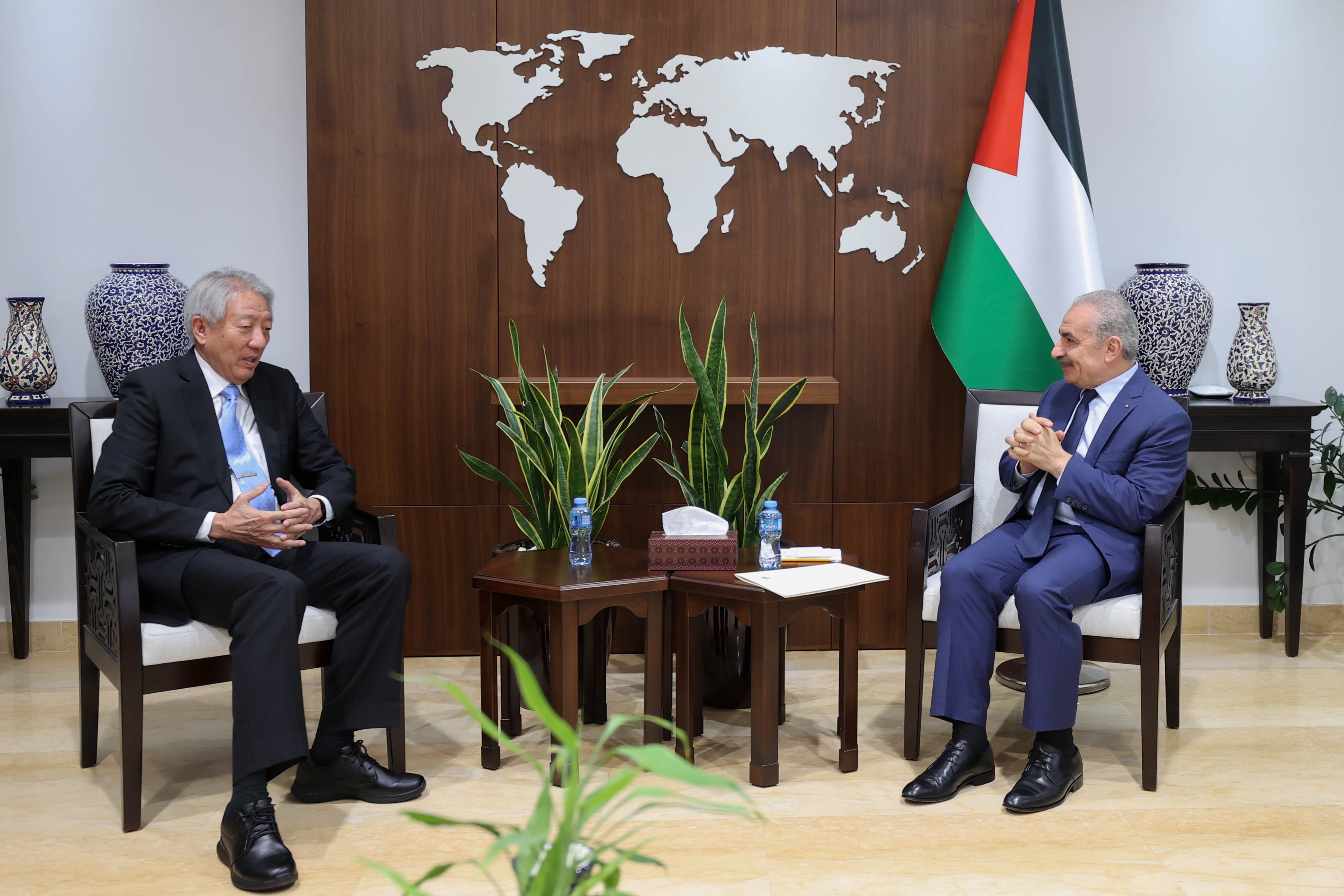 تفاصيل لقاء اشتية مع الوزير الأول السنغافوري في رام الله