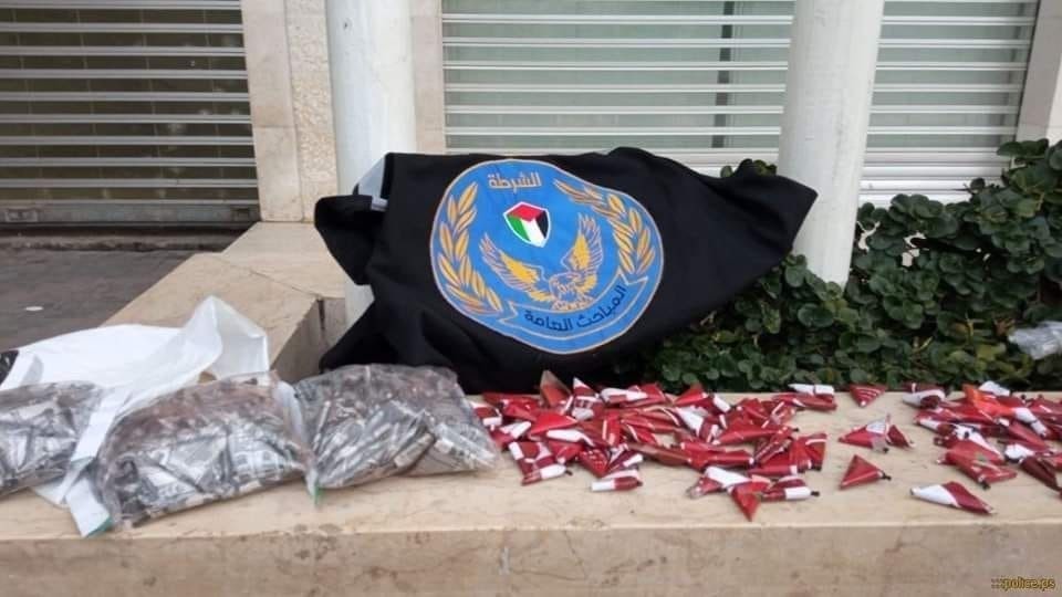 مباحث التموين تضبط 450 قطعة مفرقعات في غزة والوسطى