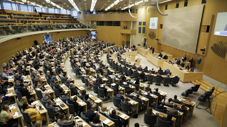 المعارضة السويدية تُطالب عضوًا بالاستقالة لنشره منشورات مسيئة لسيدنا محمد