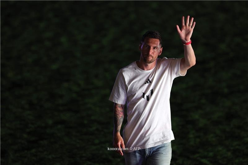 بالصور : الامطار و البرق  يربك حفل تقديم ميسي و بوسكيتس في ميامي