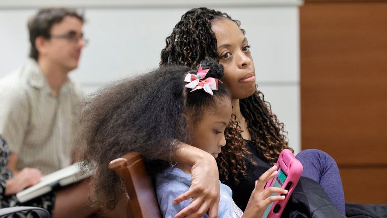 بسبب قطعة دجاج.... 800 ألف دولار تعويضا لطفلة أمريكية