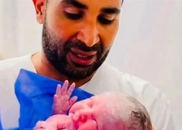 يردد لها الأذان.. أحمد سعد يستقبل مولودته الثانية "مريم"