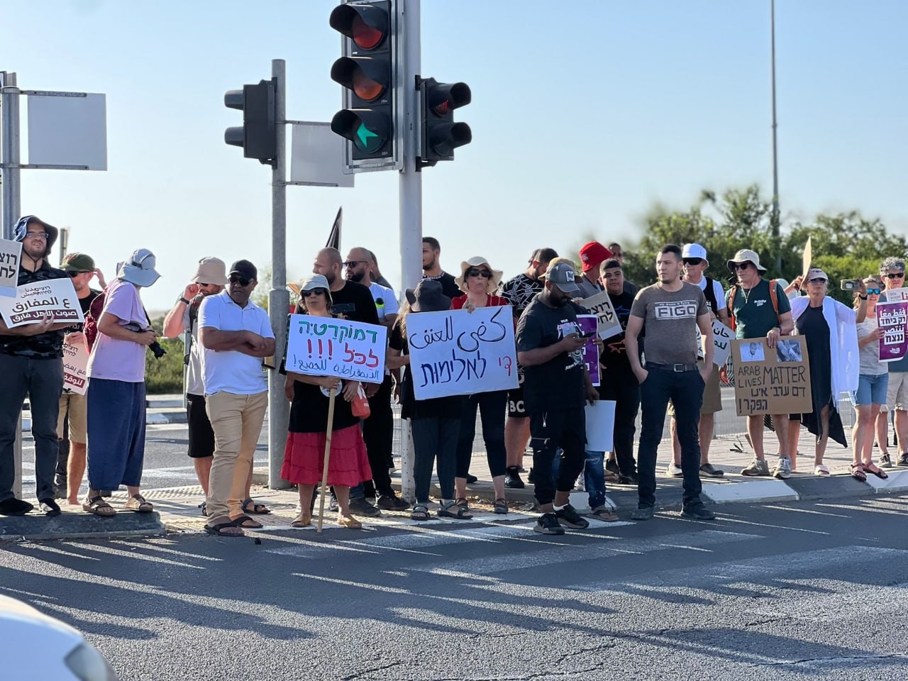 أهالي جسر الزرقاء يتظاهرون احتجاجًا على تقاعس شرطة الاحتلال في مكافحة الجريمة