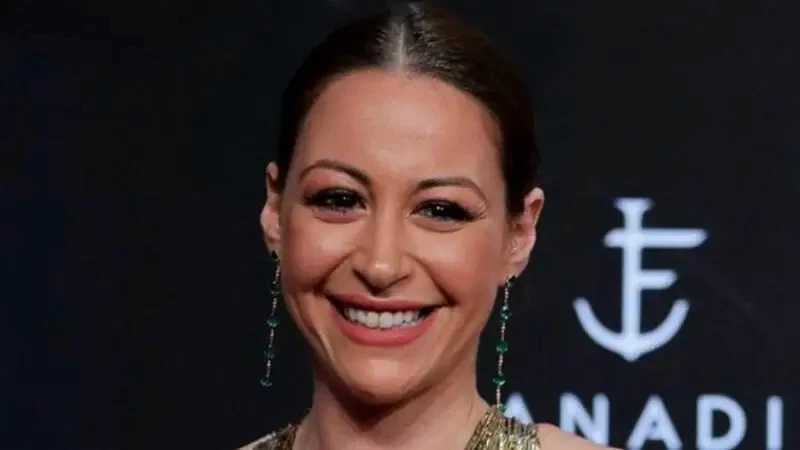 شاهد : منة شلبي و إطلالة ساحرة بالأسود و الأبيض