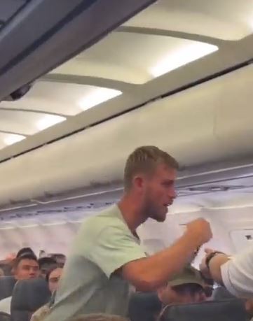 ملاكم بريطانى يحاول فتح باب طائرة أثناء الإقلاع ويثير الرعب بين الركاب