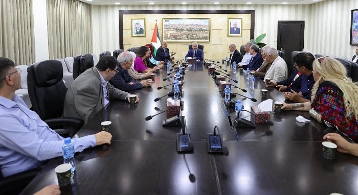 اشتية يدعو الروائيين والكتاب العرب إلى تعزيز الرواية عن فلسطين