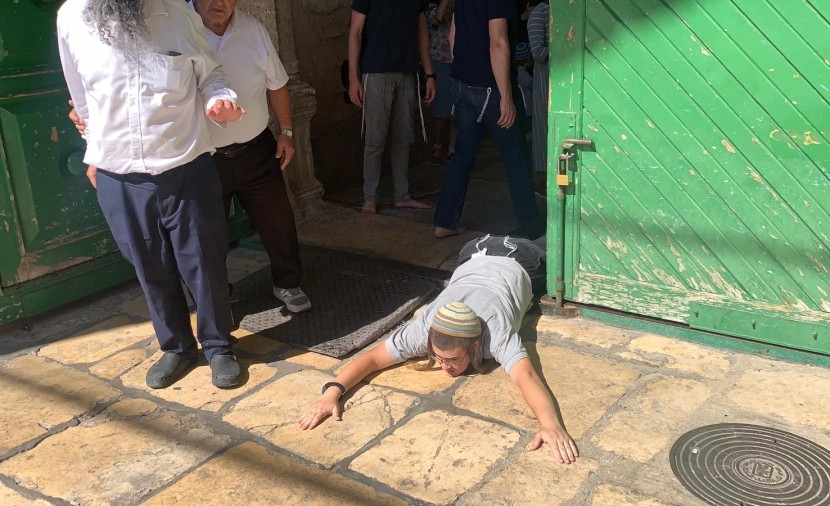 مستوطنون يؤدون صلوات تلمودية قرب باب الأسباط