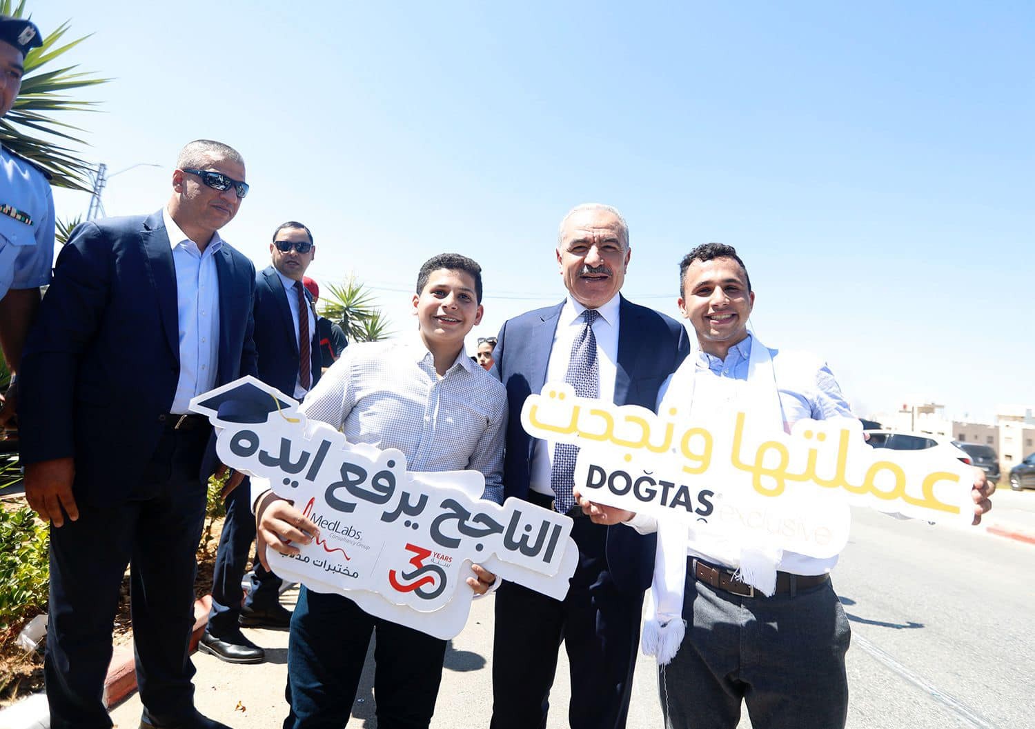 اشتية يُهنئ طلبة الثانوية العامة بالنجاح والتفوق