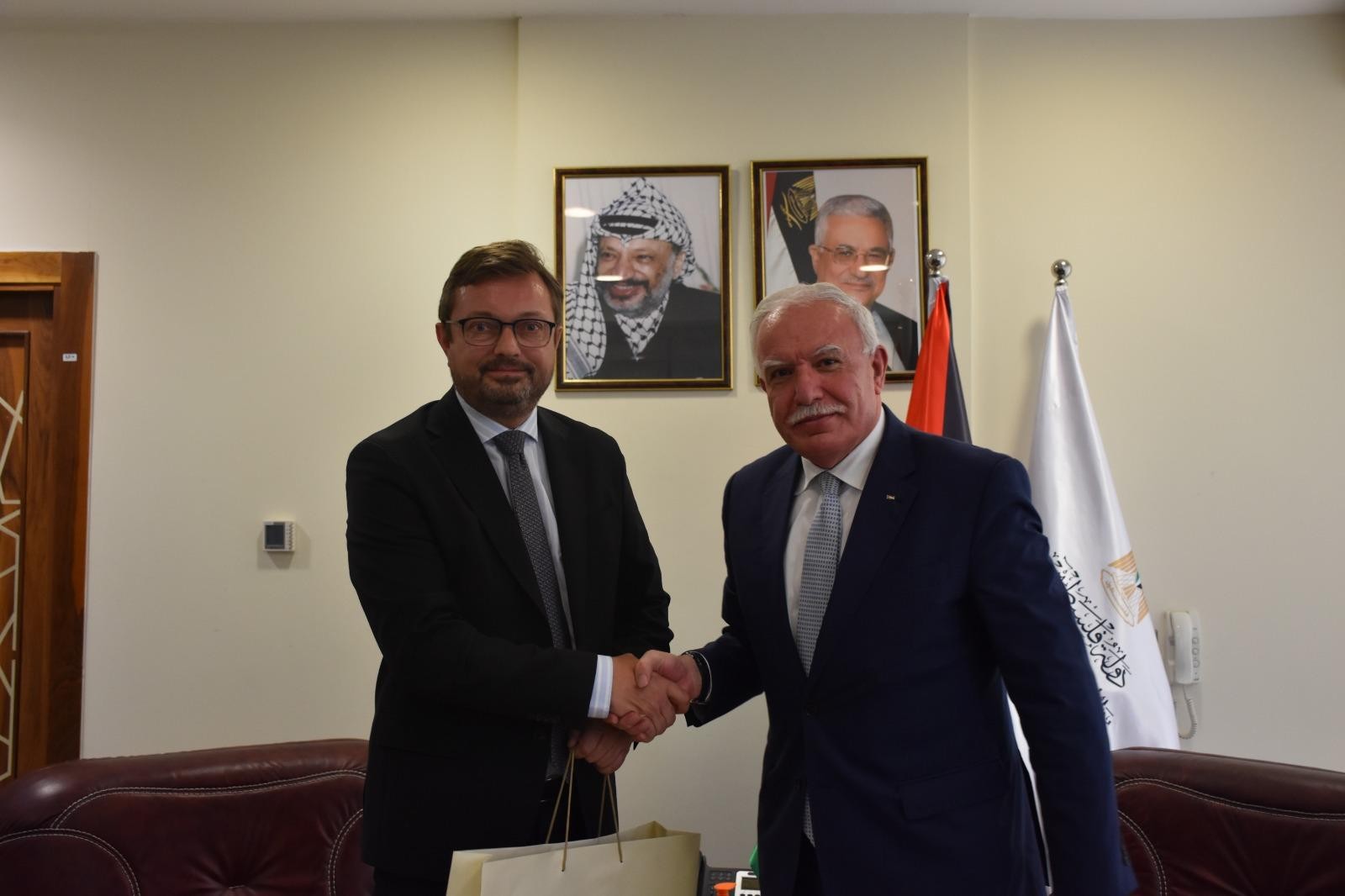 المالكي يودّع سفير مملكة الدنمارك بمناسبة انتهاء مهامه