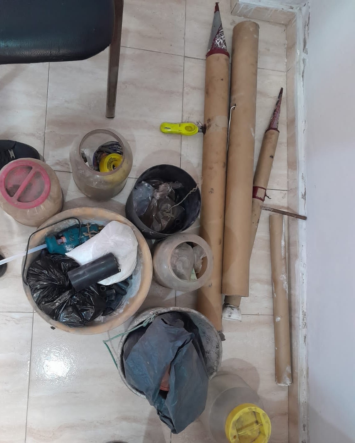 المباحث العامة تضبط ورشة لتصنيع المفرقعات داخل منزل في خان يونس