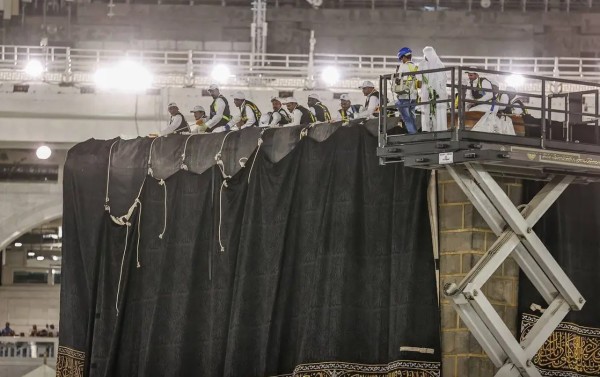 بدء استبدال كسوة الكعبة المشرفة مع بداية العام الهجري الجديد 1445هـ