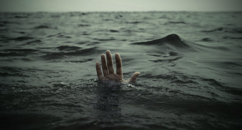 مصرع طفل غرقًا في بحر دير البلح