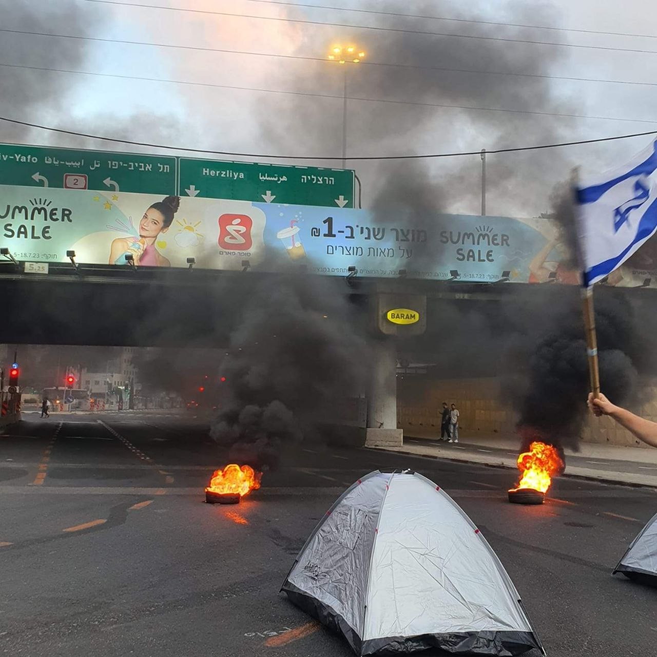 تظاهرات وإغلاق طرقات داخل "إسرائيل"