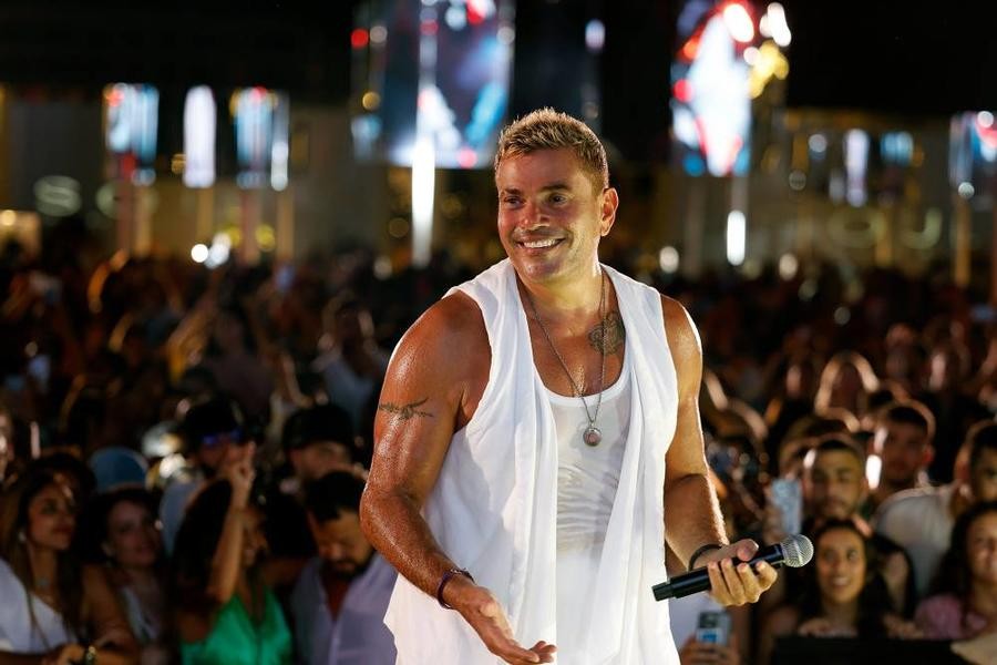 شاهد: الرأي العام و دين قديم قد يدفعان عمرو دياب لإلغاء حفله في لبنان!