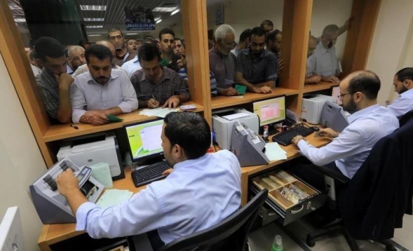 دعا الحكومة لتوفيرها مع بداية كل شهر