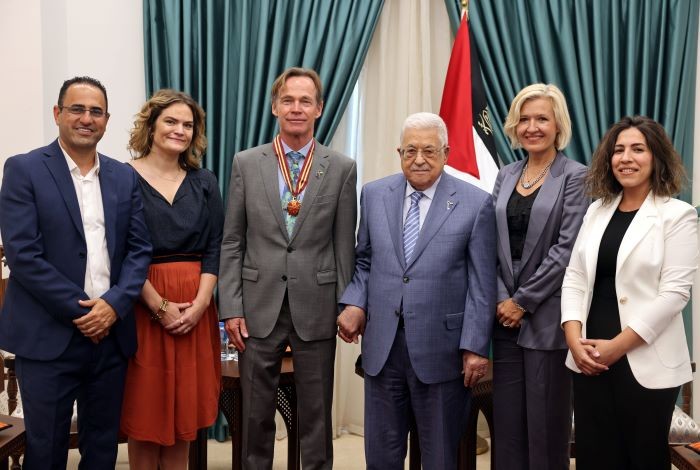 الرئيس عباس يُقلد سفير الاتحاد الأوروبي نجمة القدس من وسام القدس
