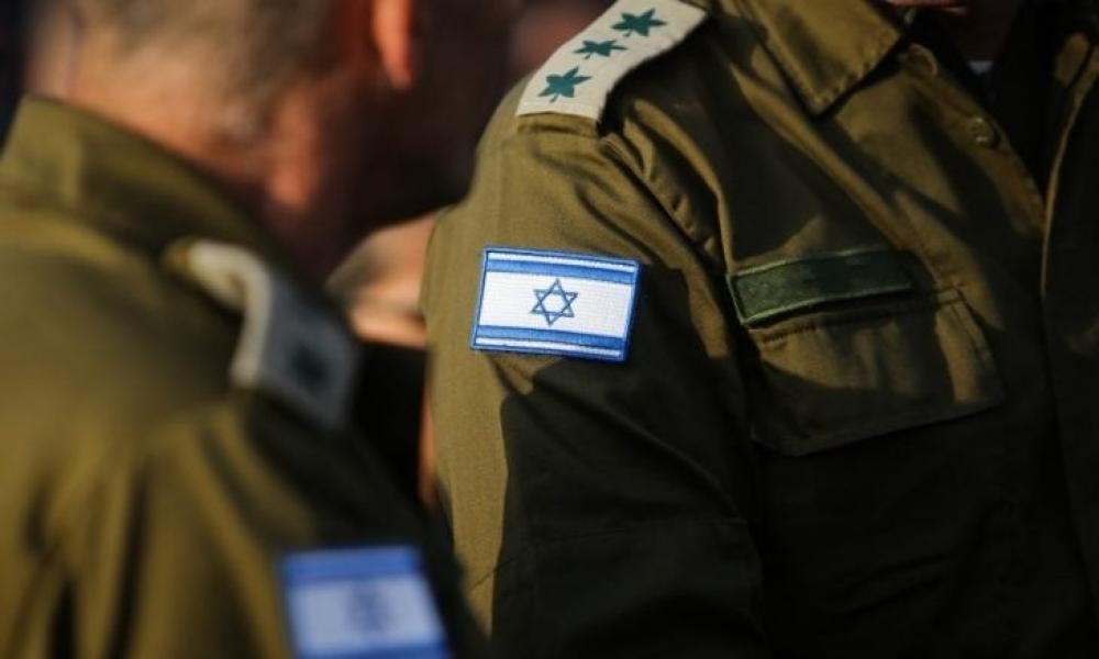 صحيفة عبرية: فصل ضابطين إسرائيليين وضعا شرطًا لاستمرار تقديم الخدمة