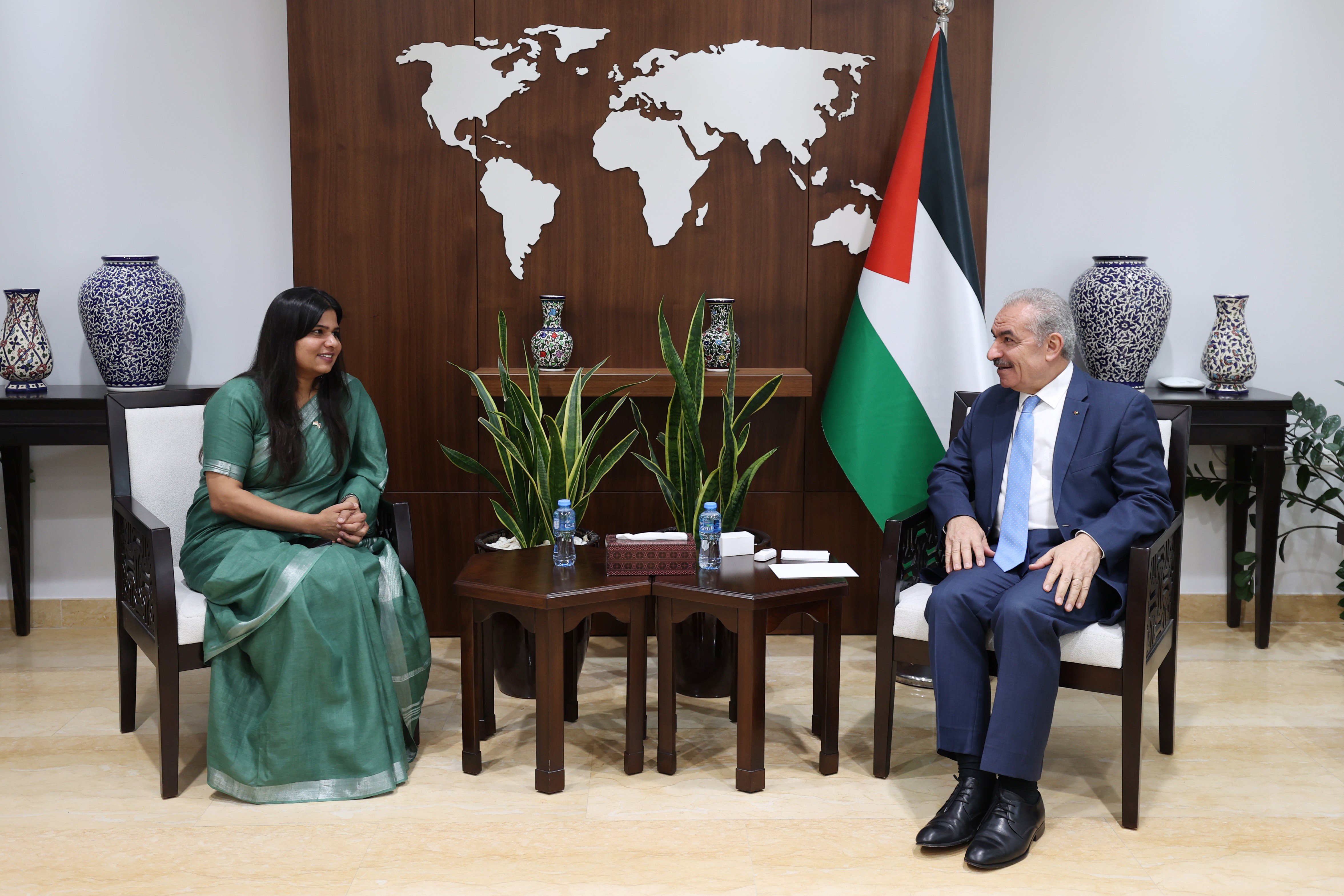 اشتية يلتقي مع سفيرة الهند لدى دولة فلسطين