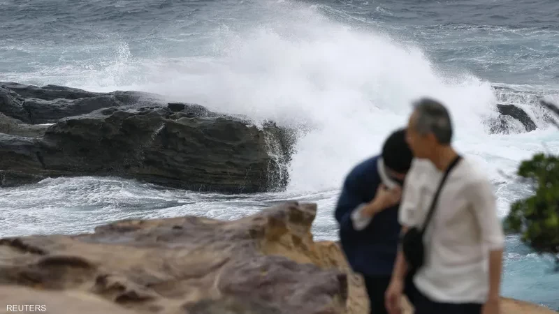 الإعصار "لان" يضرب غرب اليابان مصحوبًا برياح عنيفة وأمطار غزيرة