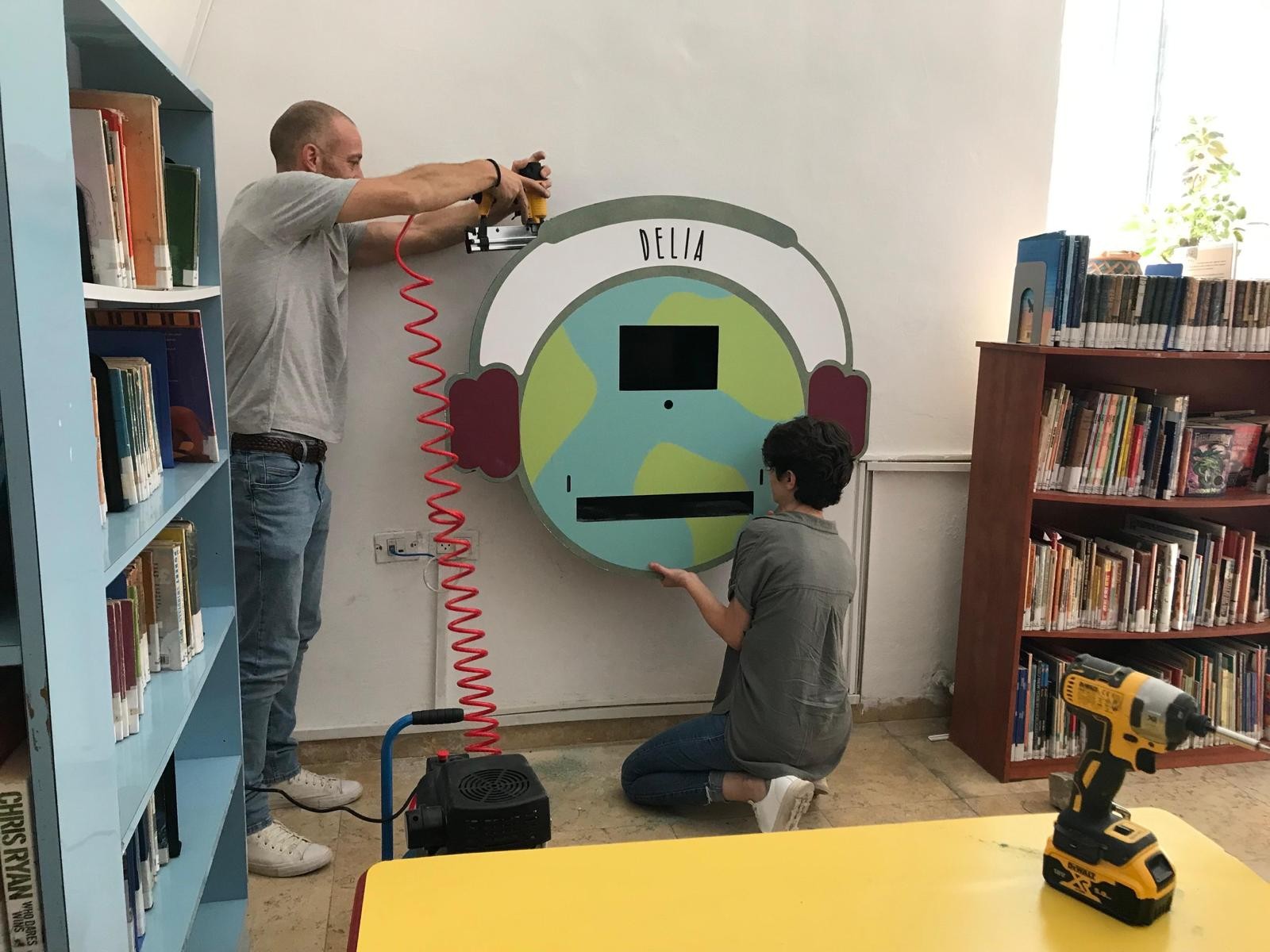 "الزوايا الإبداعية".. وحدات لتعلّم الموسيقى والفنون ذاتياً تُنجز بأيدٍ فلسطينيّة