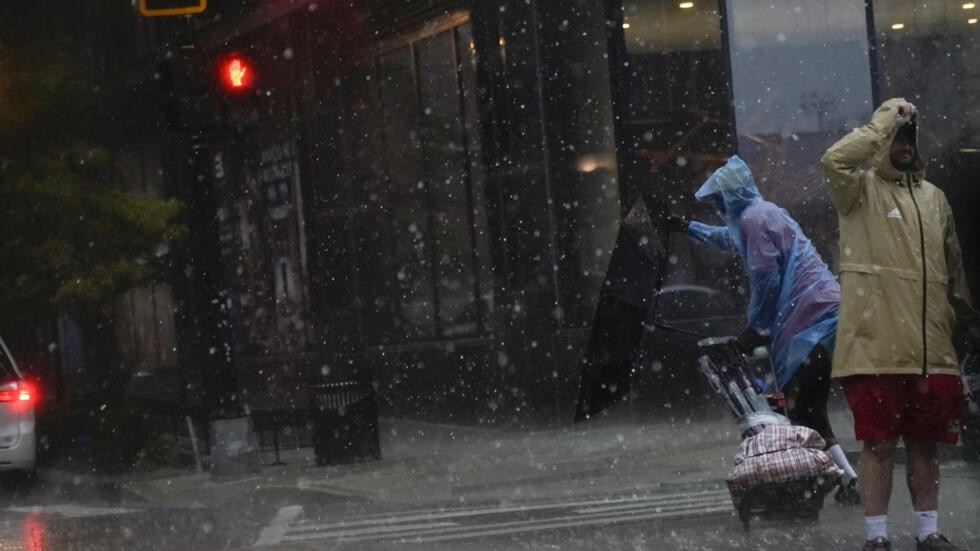 مقتل شخصين وقطع الكهرباء إثر عواصف قوية ضربت شرق الولايات المتحدة