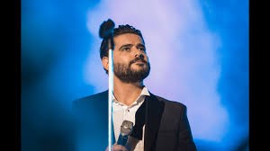 بالفيديو: والدة ناصيف زيتون تقبّله على المسرح