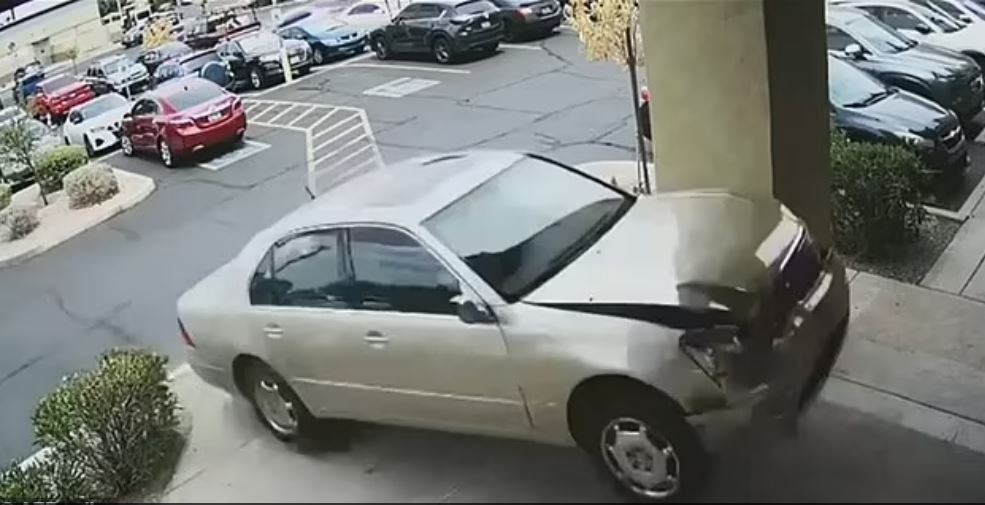 سيدة تقتحم صالون حلاقة بسيارتها ونجاة الزبائن بأعجوبة