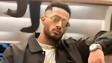 انهيار معجبة داخل احضان محمد رمضان بعد رؤيتها له في العرض الخاص لـ "على الزيرو"