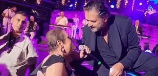 راغب علامة يوقف حفله في قرطاج لاستقبال امرأة مصابة بالسرطان