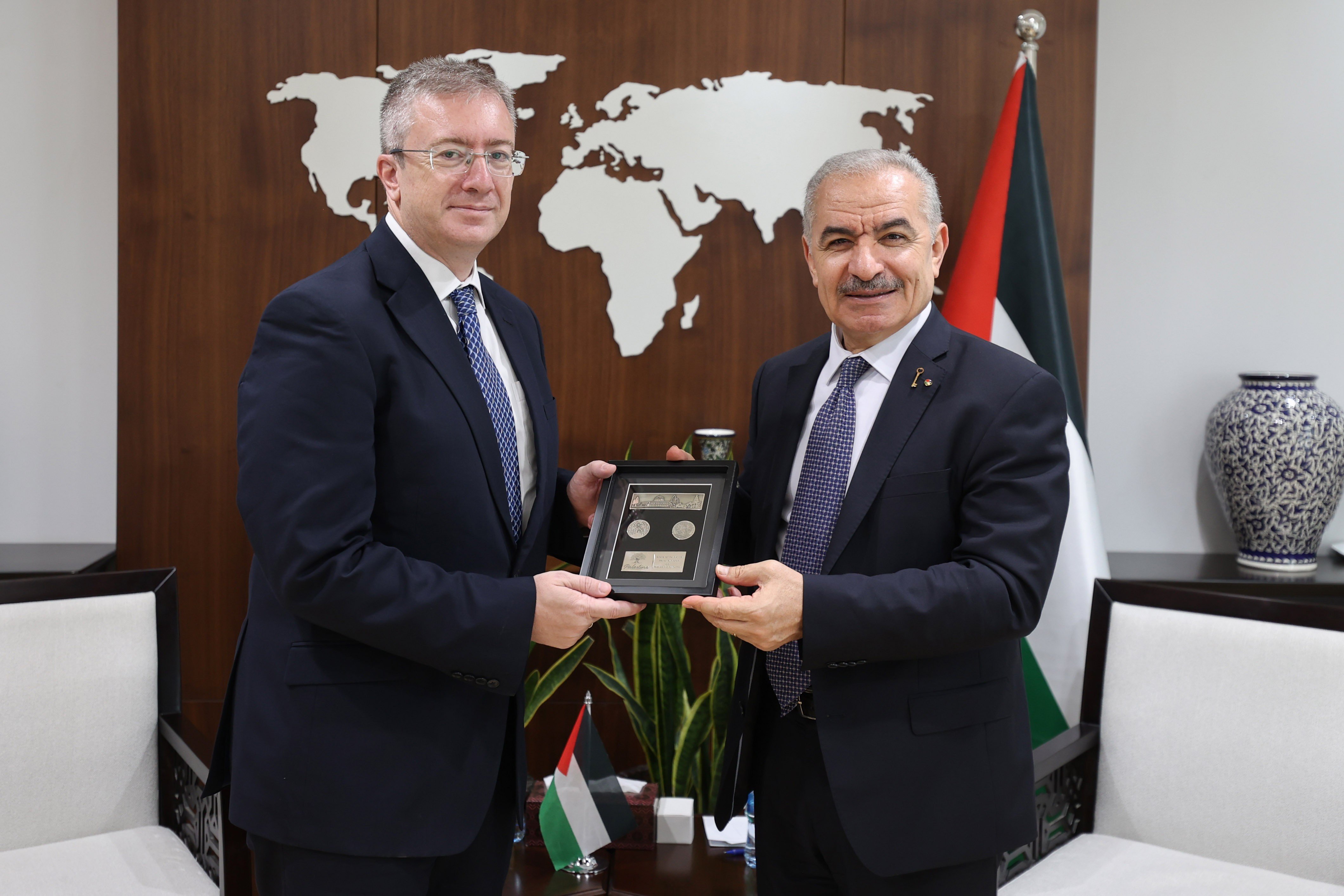 اشتية يستقبل القنصل اليوناني العام لمناسبة انتهاء مهامه الرسمية